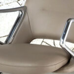 Серое вращающееся офисное кресло из кожзама