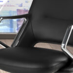 Черное вращающееся офисное кресло из кожзама