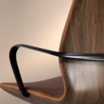 Drehbarer Bürostuhl aus braunem Kunstleder