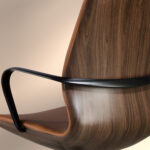 Коричневое вращающееся офисное кресло из кожзама