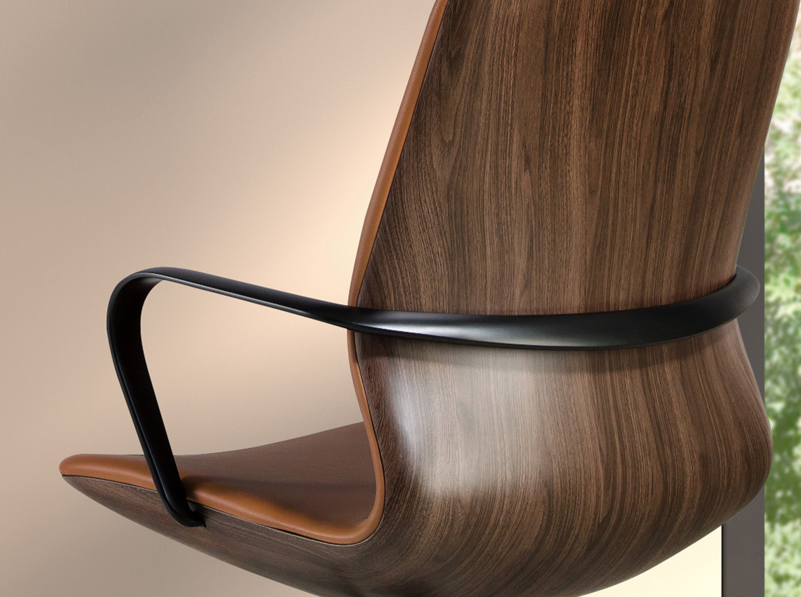 Коричневое вращающееся офисное кресло из кожзама Коричневое вращающееся офисное кресло из кожзама