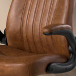 Drehbarer Bürostuhl aus braunem Kunstleder