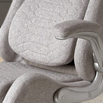 Серое вращающееся офисное кресло из ткани