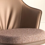 Вращающийся табурет из коричневой ткани с мраморным узором и коричневой искусственной кожи