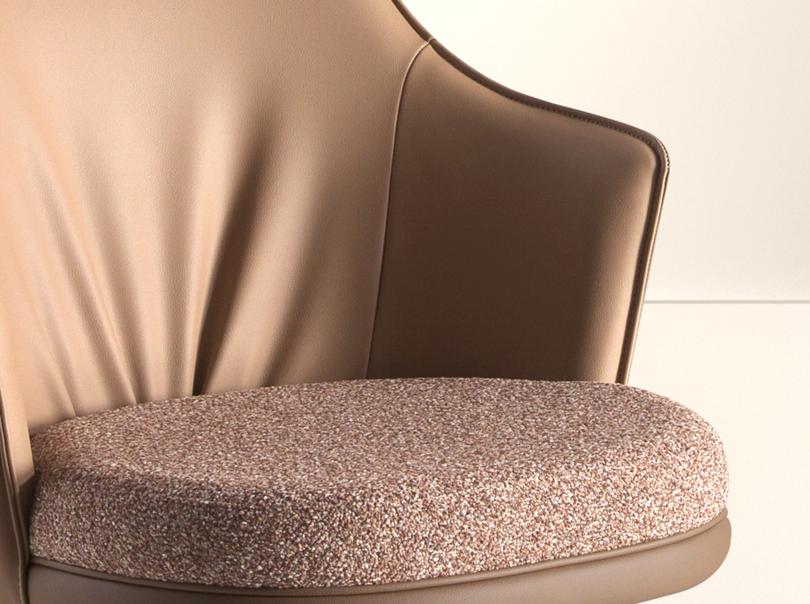 Вращающийся табурет из коричневой ткани с мраморным узором и коричневой искусственной кожи Вращающийся табурет из коричневой ткани с мраморным узором и коричневой искусственной кожи