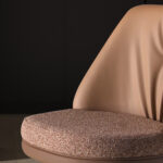 Вращающийся табурет из коричневой ткани с мраморным узором и коричневой искусственной кожи