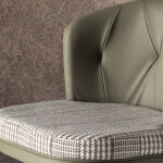 Sgabello girevole in tessuto verde scuro e bianco e similpelle verde oliva