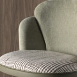 Sgabello girevole in tessuto verde scuro e bianco e similpelle verde oliva