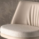 Sgabello girevole in tessuto crema screziato e similpelle crema