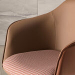 Sgabello girevole in tessuto marrone terracotta e beige e similpelle marrone