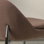 Chaise en tissu marron foncé