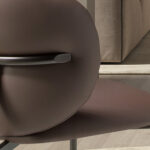 Chaise en similicuir marron foncé