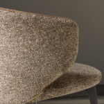 Коричневый стул из мраморной ткани