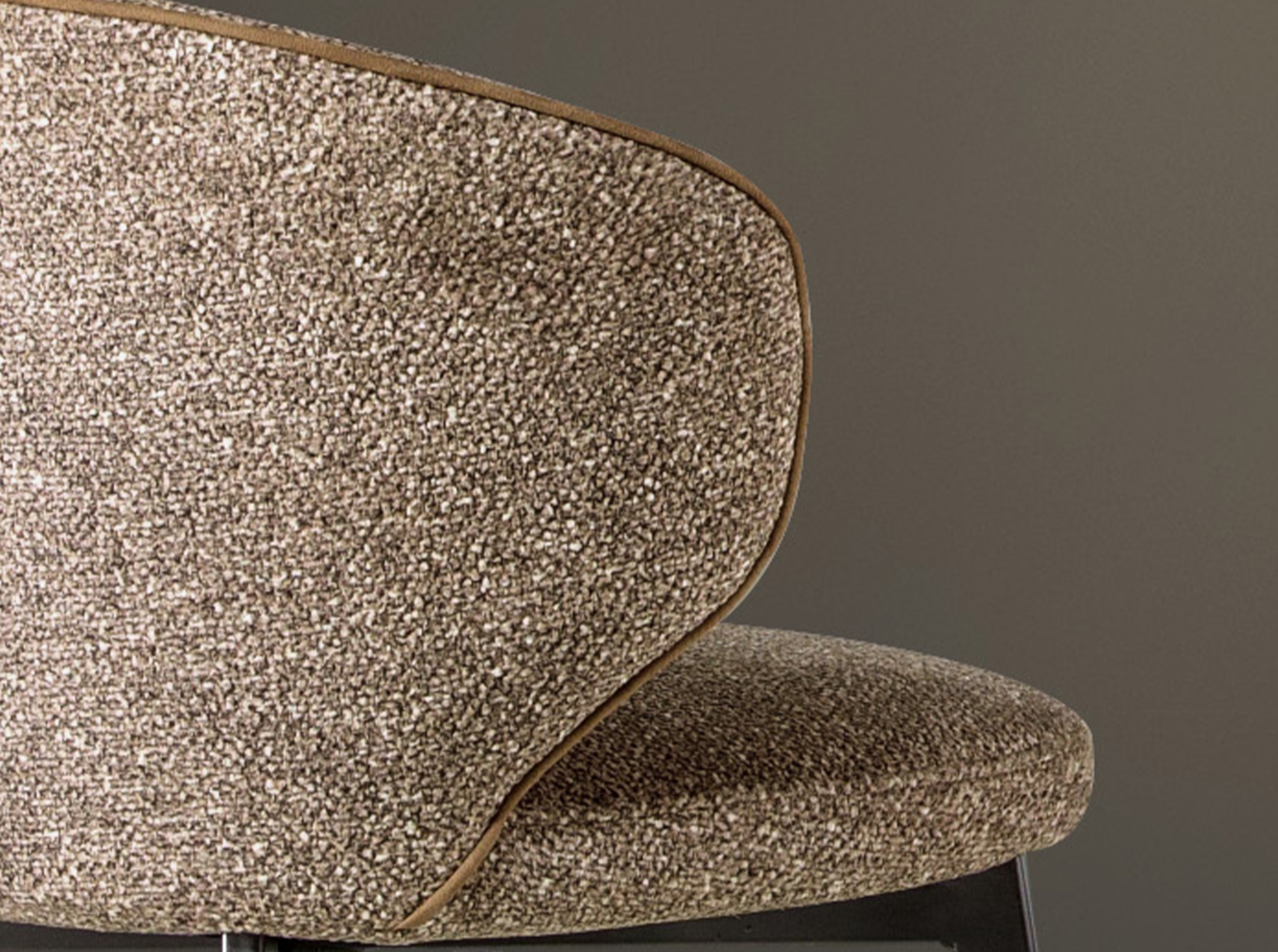 Табурет с обивкой из меланжевой коричневой ткани Табурет с обивкой из меланжевой коричневой ткани