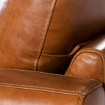 Sillón tapizado en piel y patas madera Nogal