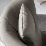 Poltrona girevole con cuscino rivestito in similpelle