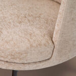 Кресло из кремовой ткани