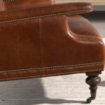 Poltrona Chester in pelle marrone cognac