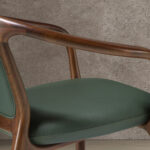 Кресло из искусственной кожи темно-зеленого цвета