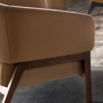 Коричневое кожаное кресло