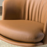 Кресло, обитое коричневой экокожей