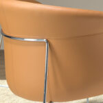 Poltrona rivestita in similipelle marrone