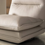Fauteuil pivotant en cuir gris taupe