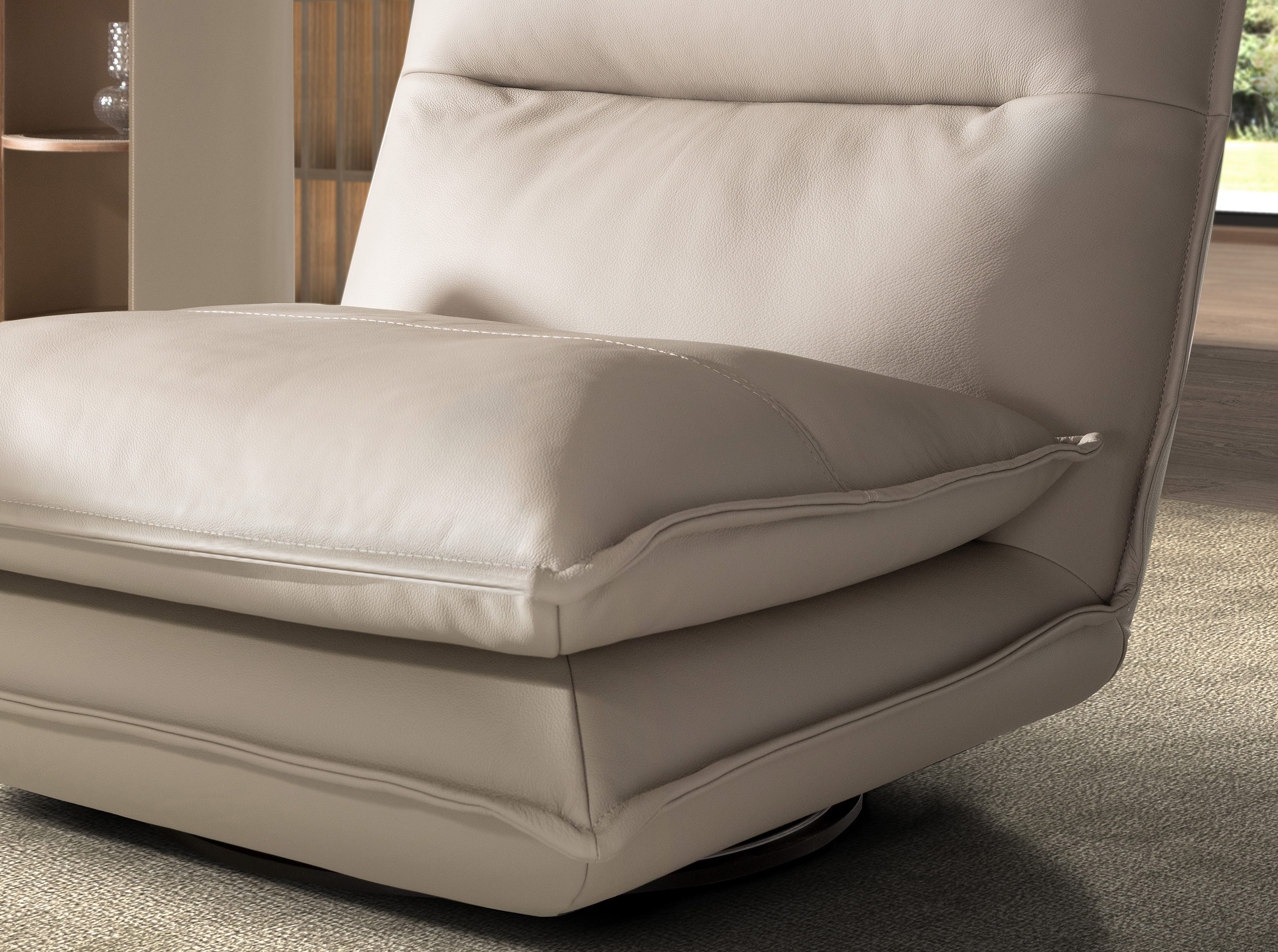 Fauteuil pivotant en cuir gris taupe Fauteuil pivotant en cuir gris taupe