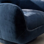 Fauteuil pivotant en velours bleu foncé