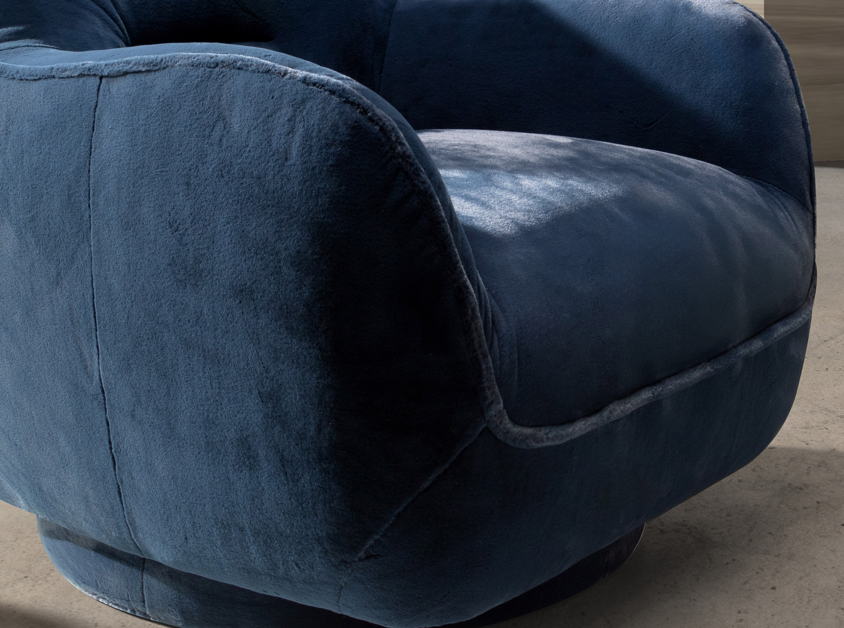 Fauteuil pivotant en velours bleu foncé Fauteuil pivotant en velours bleu foncé