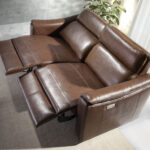 Divano a 2 posti in pelle marrone con relax