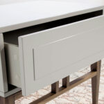 Прикроватная тумбочка из дерева цвета Серый шелк и орехового дерева