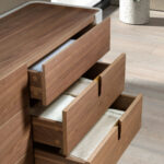 Cassettiera in legno beige, acciaio lucido dorato e piano in noce