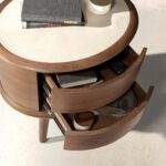 Table de chevet en noyer avec plateau en cuir couleur crème