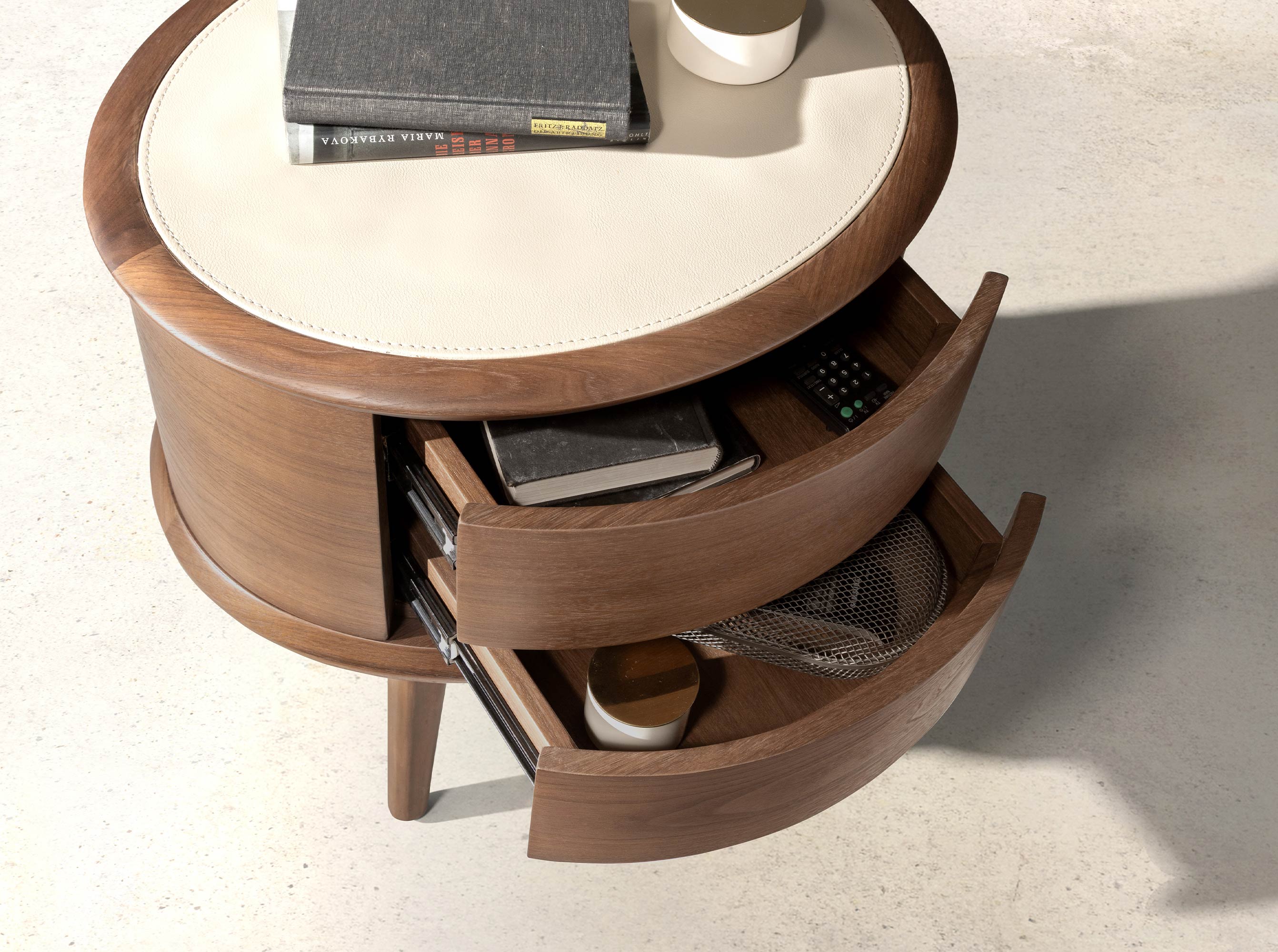 Table de chevet en noyer avec plateau en cuir couleur crème Table de chevet en noyer avec plateau en cuir couleur crème