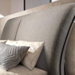 Lit en tissu gris foncé
