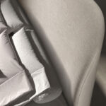 Lit en tissu gris clair