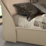 Bett aus braunem Samt und Kunstleder in Cremefarbe