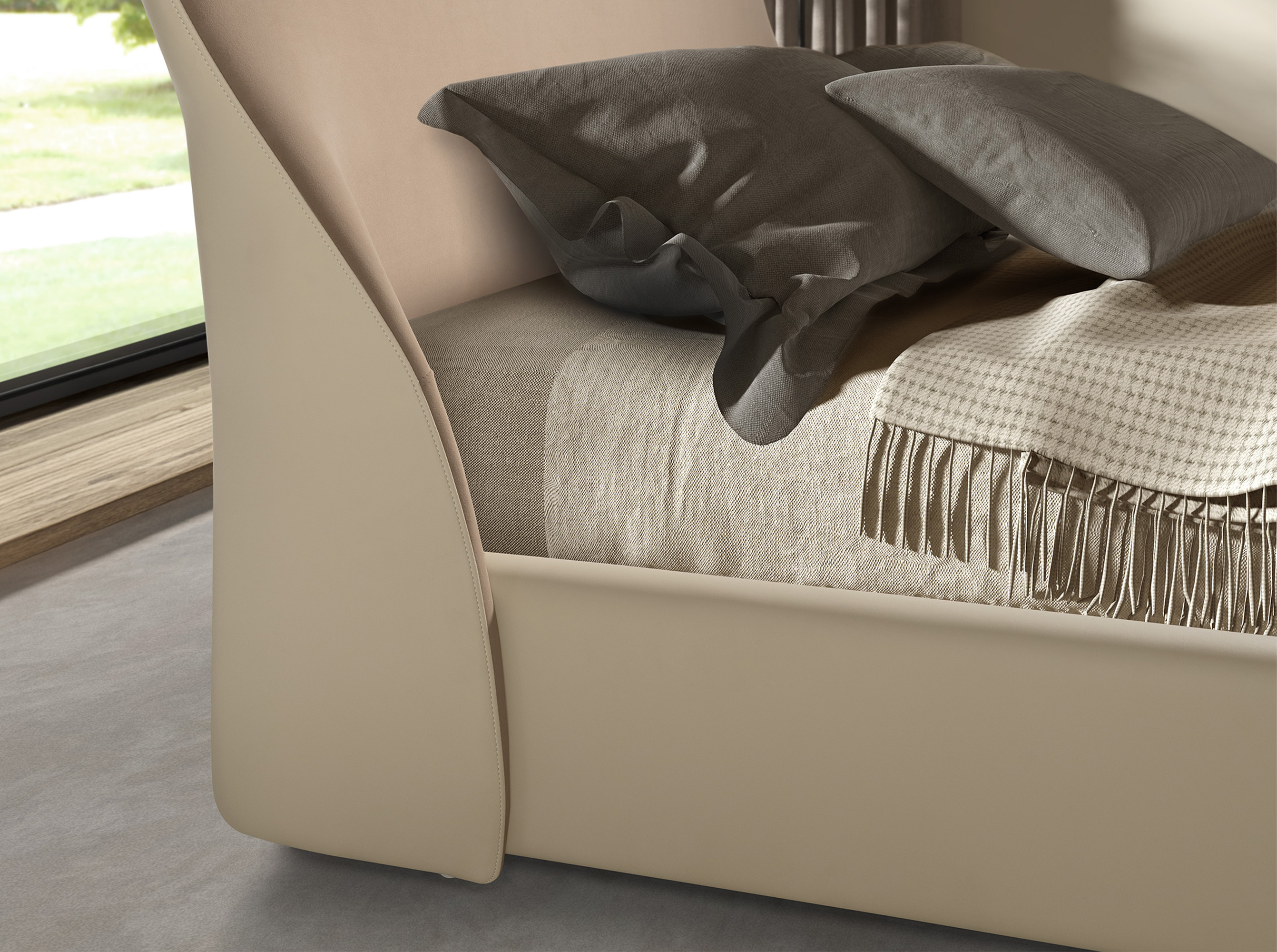 Bett aus braunem Samt und Kunstleder in Cremefarbe Bett aus braunem Samt und Kunstleder in Cremefarbe