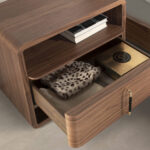 Nachttisch aus Nussbaum und schwarzem PVC