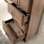 Chiffonier in noce e PVC nero