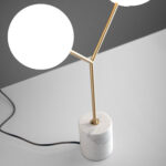 Lampe de table en marbre calacatta, acier doré et verre blanc