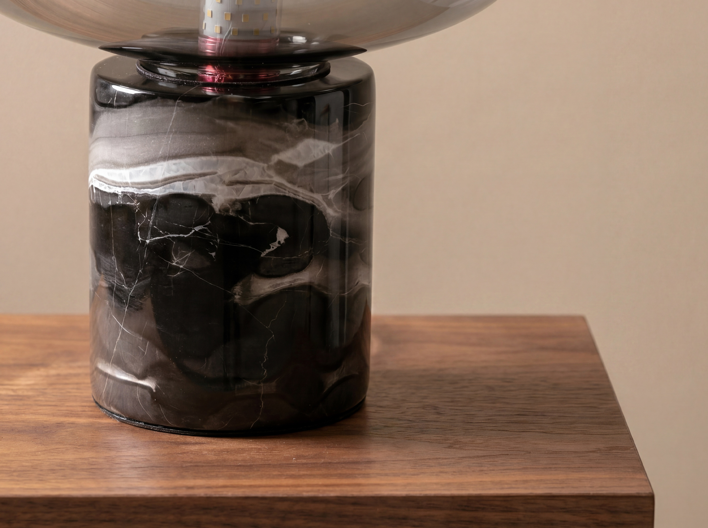 Lámpara sobremesa cristal efecto espejo fumé gris y mármol porcelánico Lámpara sobremesa cristal efecto espejo fumé gris y mármol porcelánico