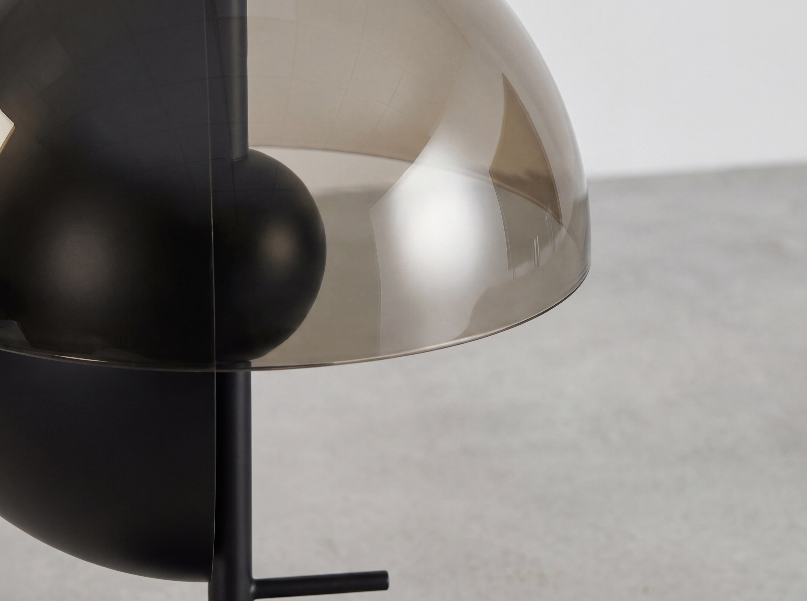 Lámpara sobremesa cristal fumé ámbar y acero negro y blanco con base de acero negro Lámpara sobremesa cristal fumé ámbar y acero negro y blanco con base de acero negro
