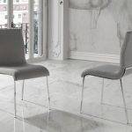 Sedia rivestita in similpelle con struttura in acciaio cromato