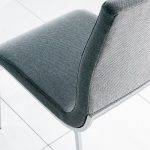Sedia rivestita in similpelle con struttura in acciaio cromato