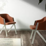 Stuhl aus Kunstleder mit poliertem Stahlgestell
