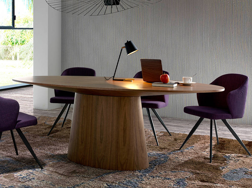 Oval dining table in walnut veneered wood. Oval dining table in walnut veneered wood.