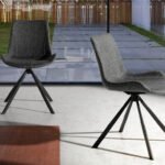 Chaise pivotante rembourrée en tissu avec pieds en acier noir