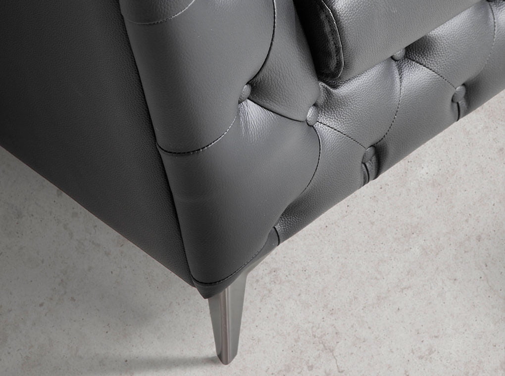 Armchair upholstered in leather with capitone effect Armchair upholstered in leather with capitone effect